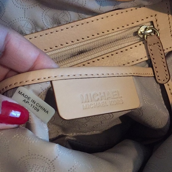 Michael Kors Signature Jet Set East West  Tote - Picture 10 of 17